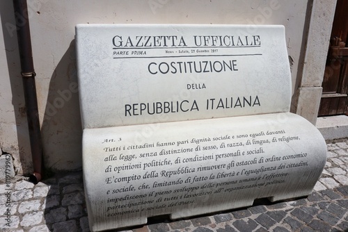 Obraz na płótnie Macchiagodena - Panchina letteraria Articolo 3 della Costituzione all'entrata del municipio w salonie