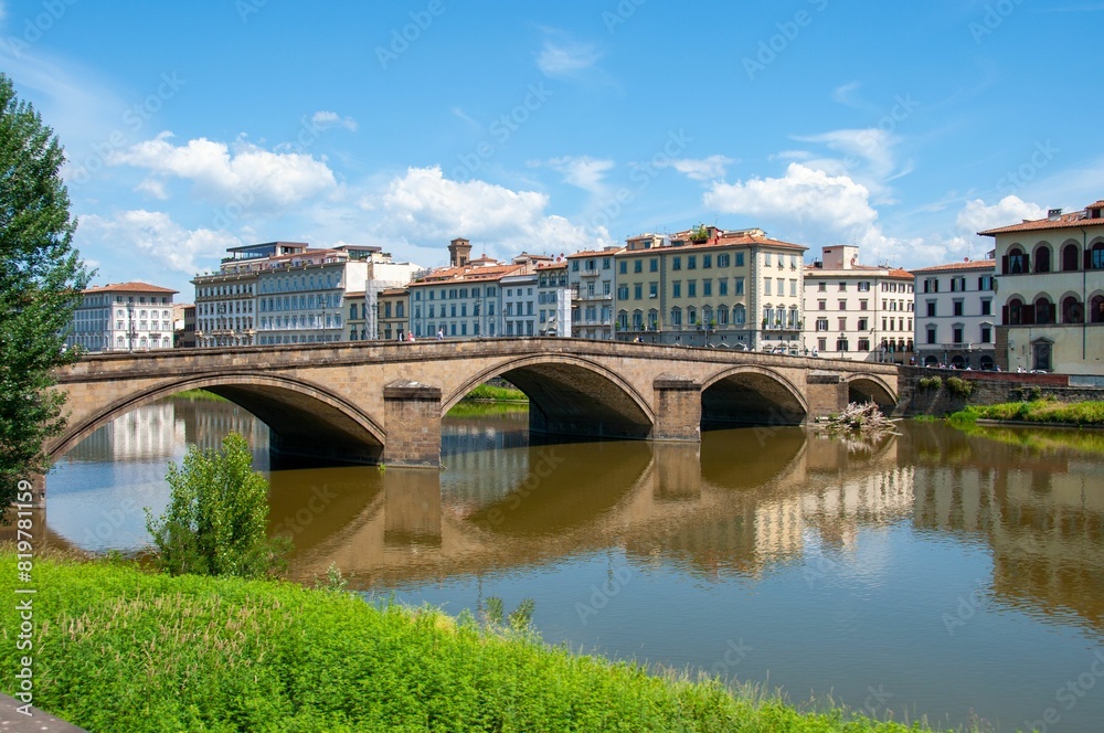 Obraz premium Stone bridge reflected in the Arno river in Florence, Italy