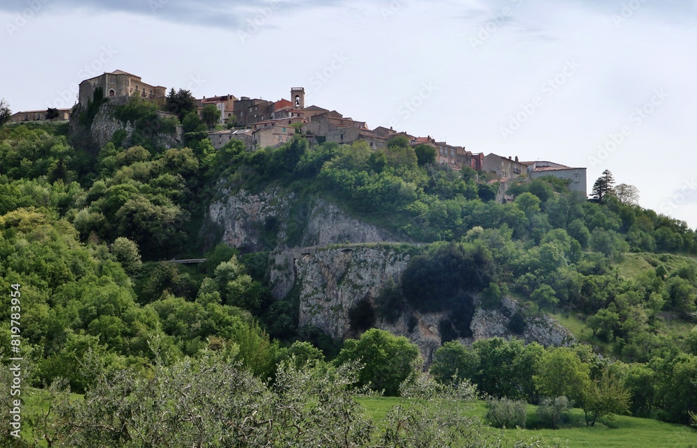 Macchiagodena - Il borgo visto dalla strada provinciale