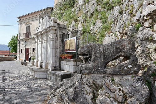 Obraz na płótnie Macchiagodena - Leone in pietra del XII secolo ai piedi del castello w salonie