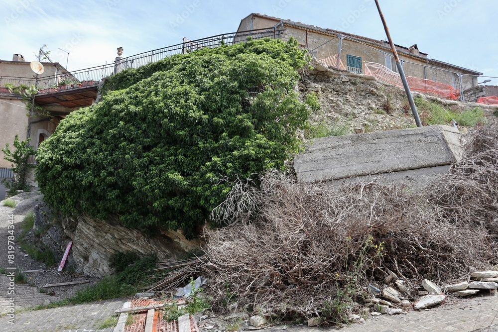 Macchiagodena - Muro franato in Via XXIV Maggio