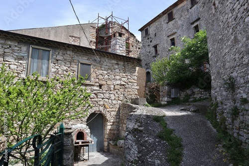 Obraz na płótnie Macchiagodena - Scorcio del borgo in Via Basciano w salonie
