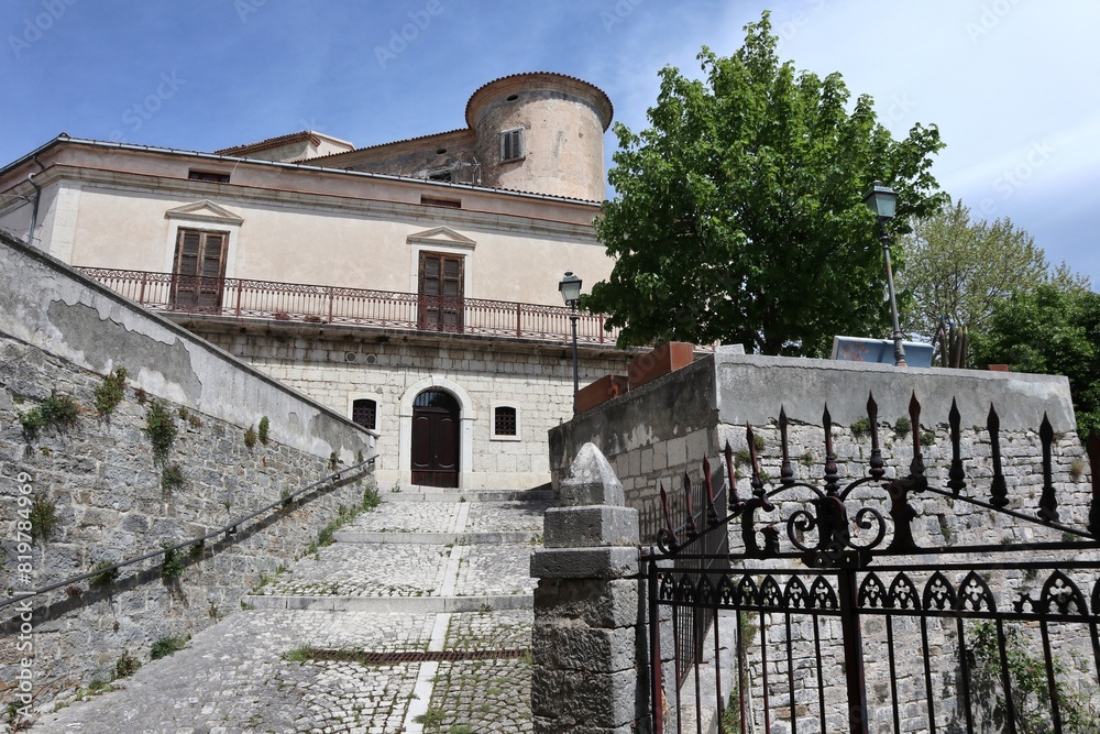 Macchiagodena - Scorcio dell'ottocentesco Palazzo dell’Olmo antistante il castello