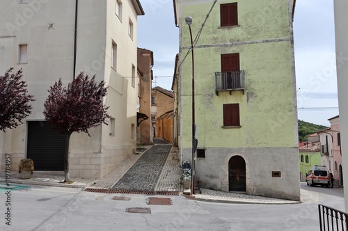 Obraz na płótnie Macchiagodena - Scorcio del vicolo Salita Vittorio Veneto w salonie