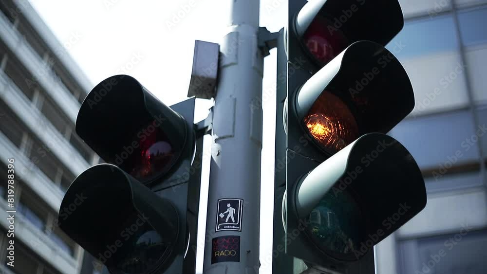 Low angle video of a traffic light changing color from green to red