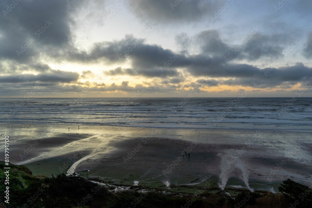 Obraz premium Cloudy sunset sky over the sea captured from the rocky coast in summer