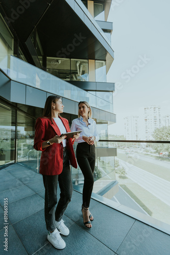 Two businesswomen discuss s...