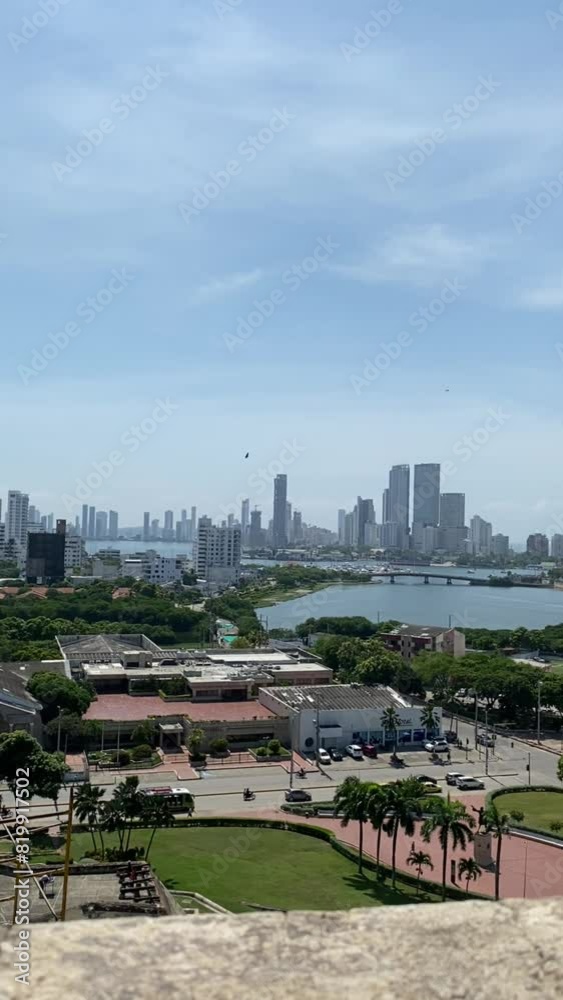 vidéo montrant une vue panoramique sur les grattes ciels dans le centre des affaires de Cartagène. On peut apercevoir des oiseaux ainsi que la mer. La vidéo est prise depuis la forteresse de la ville 