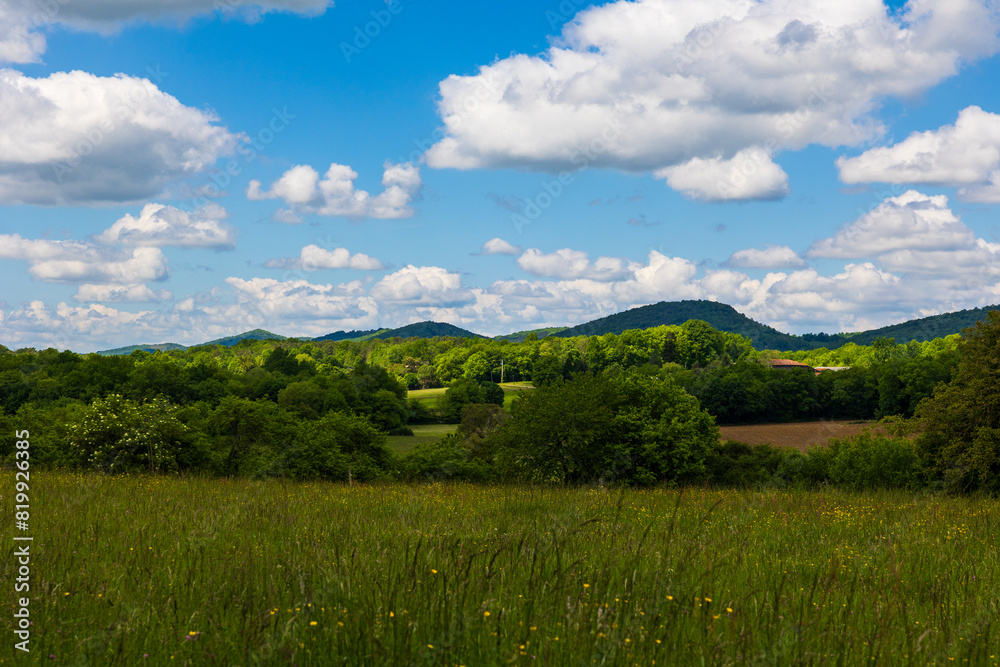 Paysage bucolique du Couserans, à Tourtouse, en Ariège