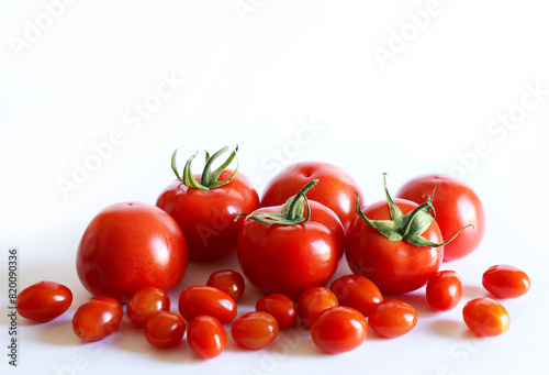 Un gruppo di pomodori freschi isolati su sfondo bianco. Cibo sano e vegetariano. Copia spazio. photo