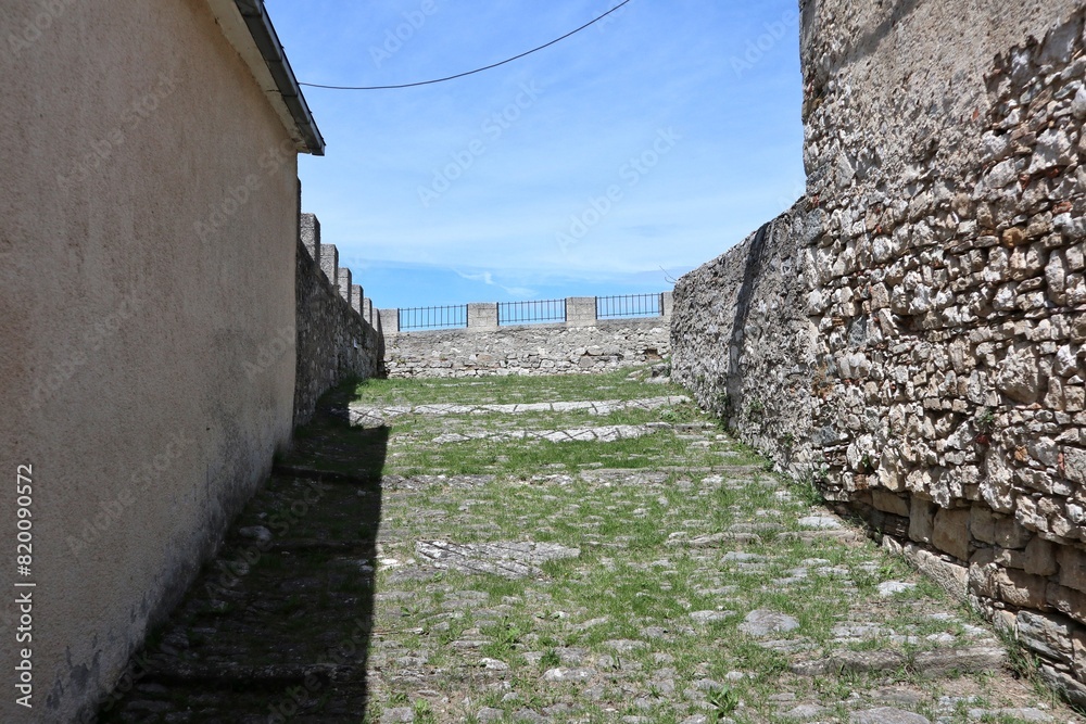 Macchiagodena - Cortile di accesso al Castello Baronale
