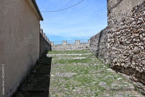 Obraz na płótnie Macchiagodena - Cortile di accesso al Castello Baronale w salonie