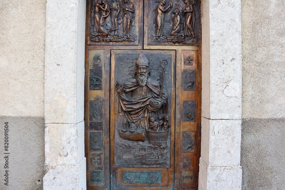 Macchiagodena - Portone di ingresso della Chiesa di San Nicola di Bari