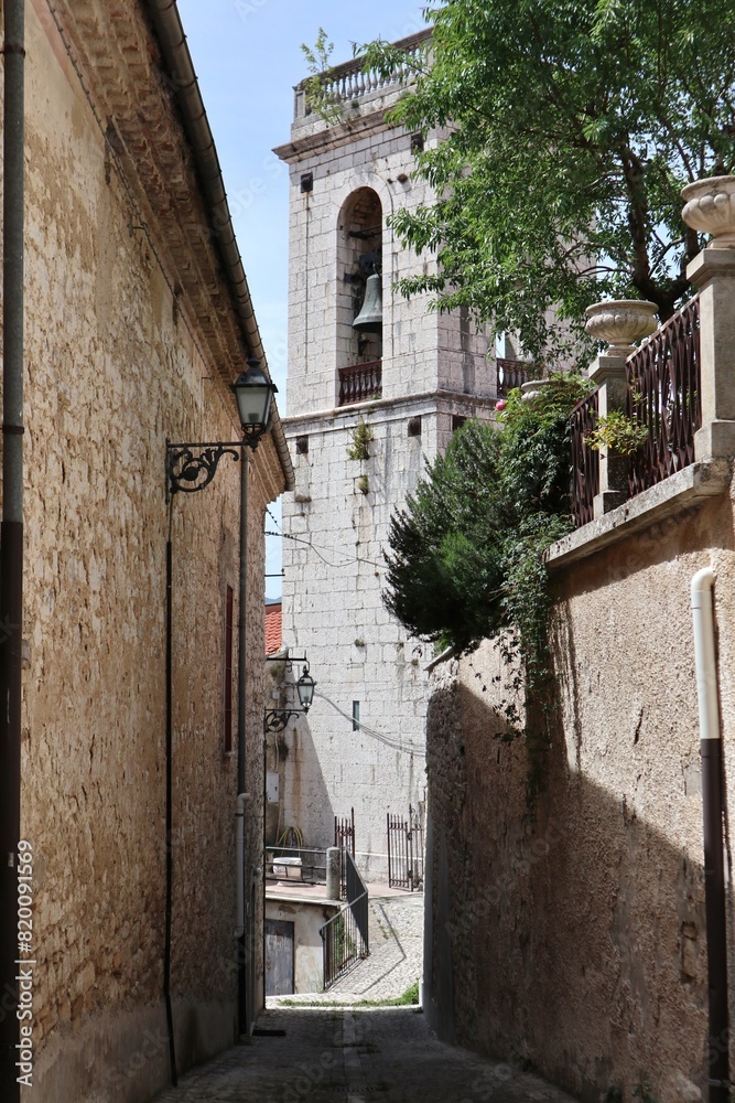 Macchiagodena - Scorcio del campanile della Chiesa di San Nicola di Bari dal vicolo