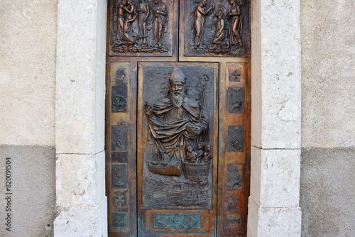 Obraz na płótnie Macchiagodena - Portone di ingresso della Chiesa di San Nicola di Bari w salonie