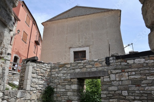 Macchiagodena - Scorcio della Chiesa di San Nicola da una casa diruta photo