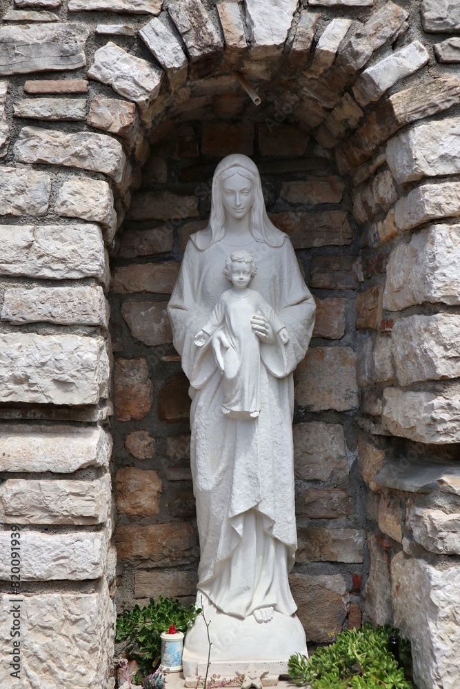 Macchiagodena - Statua della Madonna con Bambino ai piedi della Chiesa di San Nicola