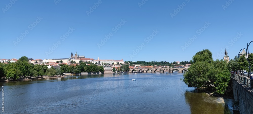 Fototapeta premium Moldau mit Burg in Prag