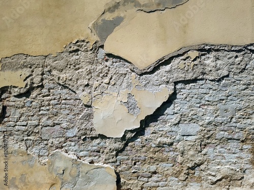 Marode Wand mit abbröckelnden Putz