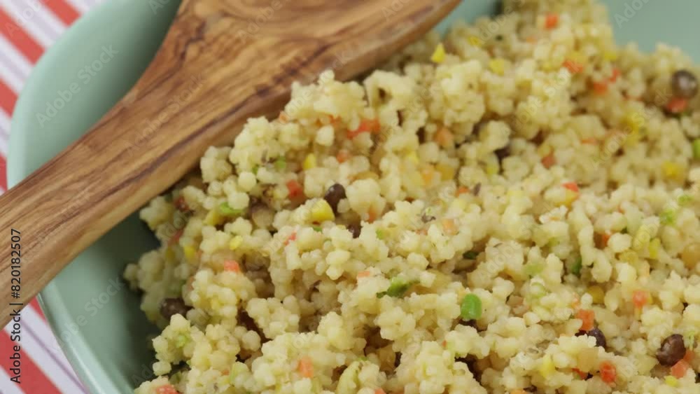 plat de céréales cuites (blé, lentilles, orge, pois), vue de dessus, gros plan