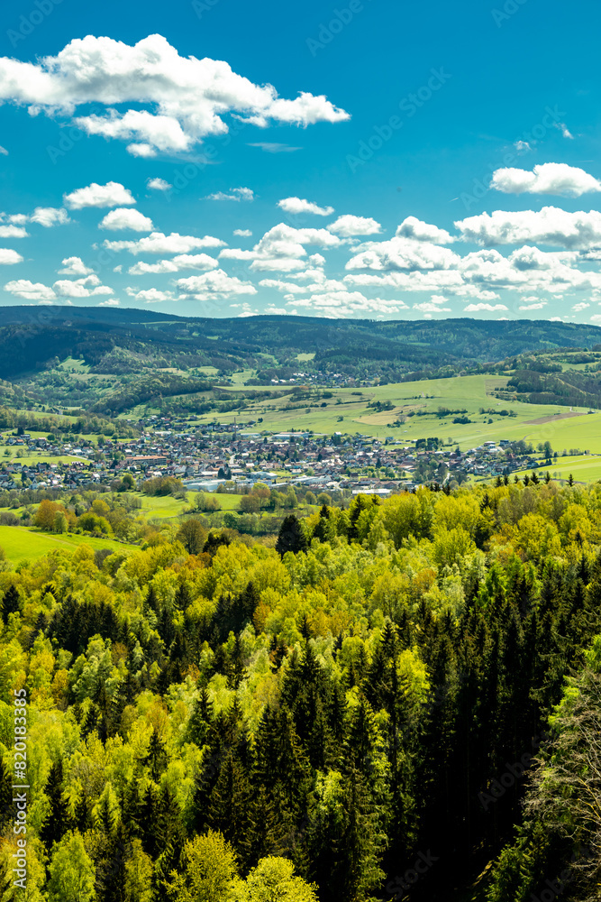 Obraz premium Eine früh morgendliche Wanderung rund um die Stadt Schmalkalden mit ihrer wunderschönen Landschaft - Thüringen - Deutschland