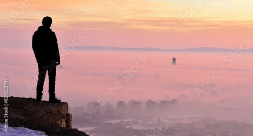 Foto Thoughtful adventurer looking at an epic panoramic scenery during a dramatic twilight