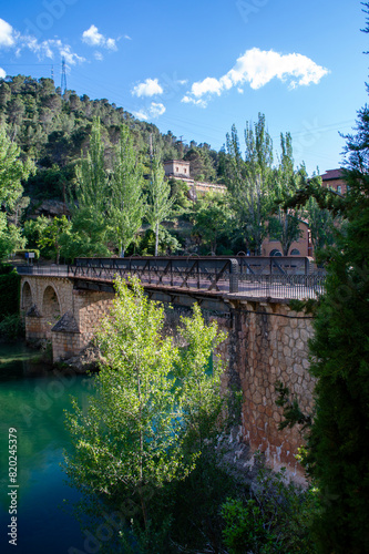 Paisaje con puente antiguo