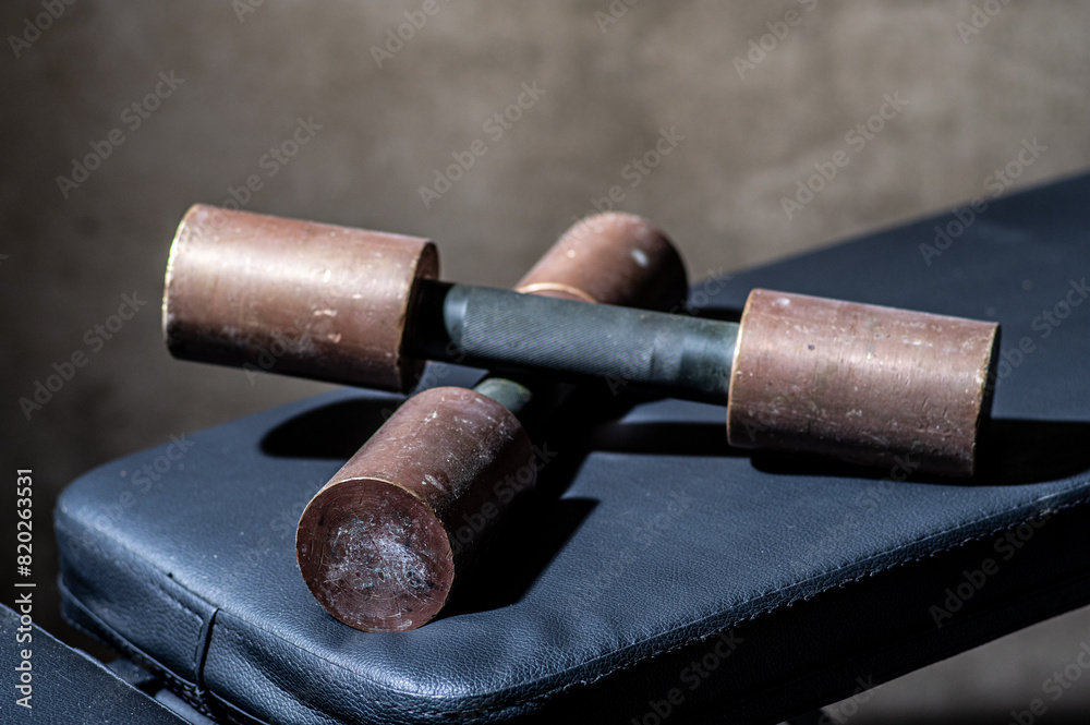 Obraz premium hantle i ławeczka na siłowni w stylu retro