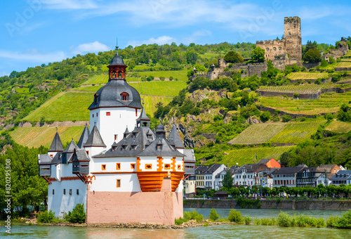 Bild auf Leinwand Pfalzgrafenstein Castle on island on Rhine river with Castle Gutenfels, Kaub tow