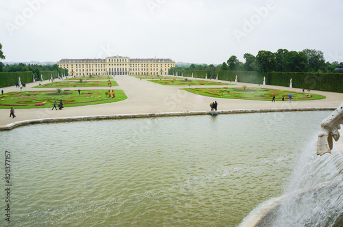 シェーンブルン宮殿の前の手入れされた美しい庭園 photo