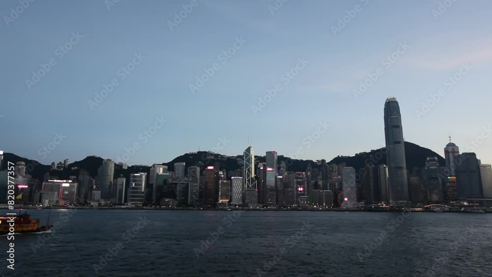 도시 바다 건너 빌딩 건물 출렁이는 파도 지나가는 전통배 저녁(물결+하늘+밤바다+보트+관람차+전광판+산) 도시 바다 건너 빌딩 건물 출렁이는 파도 지나가는 전통배 저녁(물결+하늘+밤바다+보트+관람차+전광판+산)