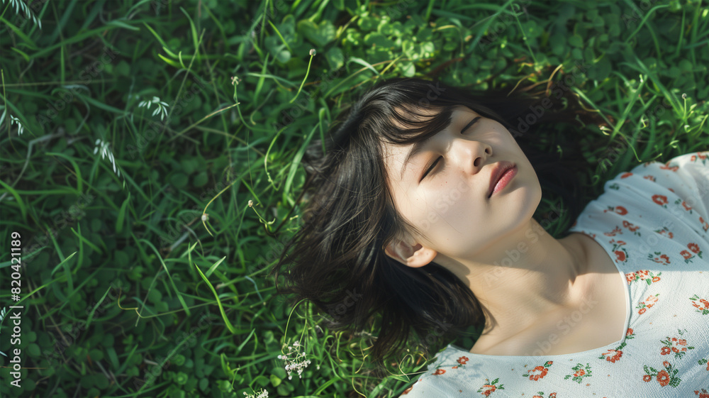 芝生に寝る日本人女性 芝生に寝る日本人女性
