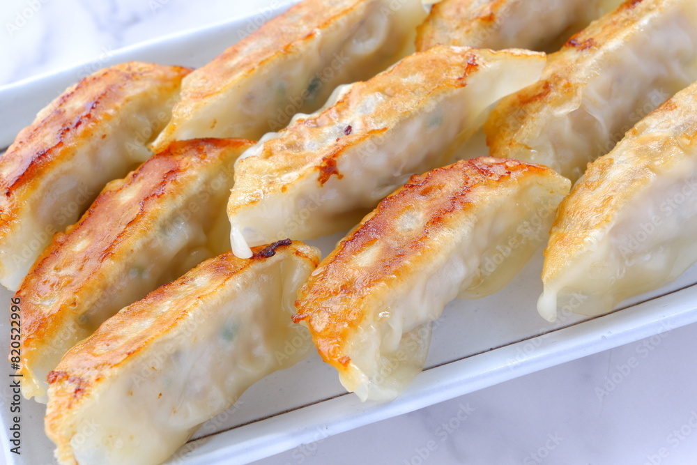 外がパリパリ、中がジューシーな焼きギョウザ
外がパリパリ、中がジューシーな焼きギョウザ