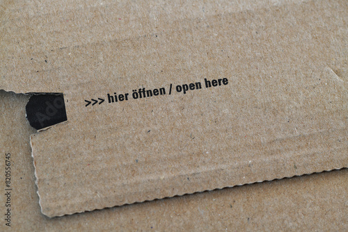 Hinweis "hier öffnen" an einem Paket