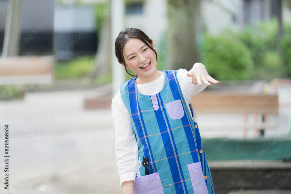 おいで~をする保育士のイメージのカメラ目線 転職や採用求人に おいで~をする保育士のイメージのカメラ目線 転職や採用求人に