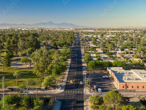 Foto Flying over Broadmoor-Broadway and Reid Park, Tucson at sunrise, Arizona, United States of America