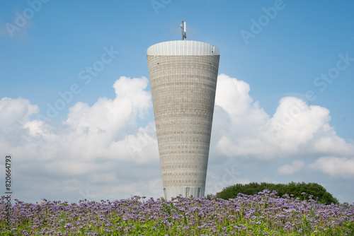 Château d'eau aux formes modernes photo