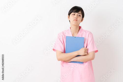 白バックの若い女性看護師