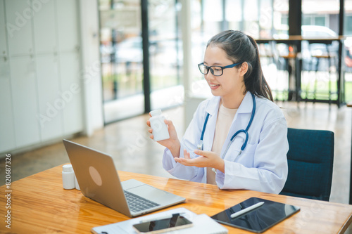 Doctors are giving advice to patients via online video, informing them of physical examination results and suggesting treatment and health care.