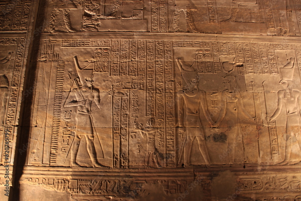 Fototapeta premium Hiéroglyphes et bas relief au Temple d'Edfou