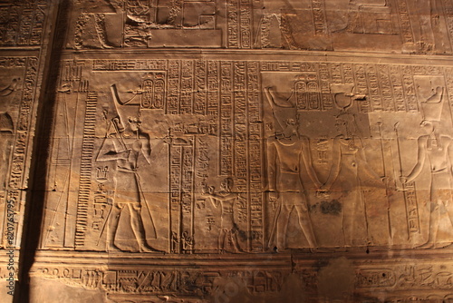 Hiéroglyphes et bas relief au Temple d'Edfou