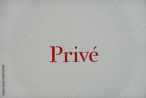 Porte privée avec indication en lettrage photo