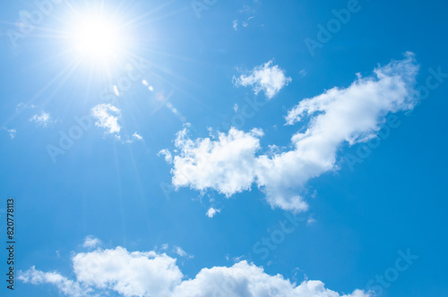 輝く太陽と白い雲と青空