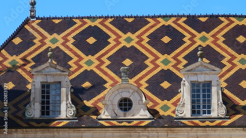 Toit en tuiles vernissées polychromes de Bourgogne, à motifs géométriques, à l’Hôtel-Dieu des Hospices Civils de Beaune, en Côte d’Or (France)