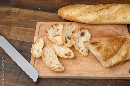 Pieczywo francuskie typu bagietka pokrojoną na mniejsze kromki do śniadania 