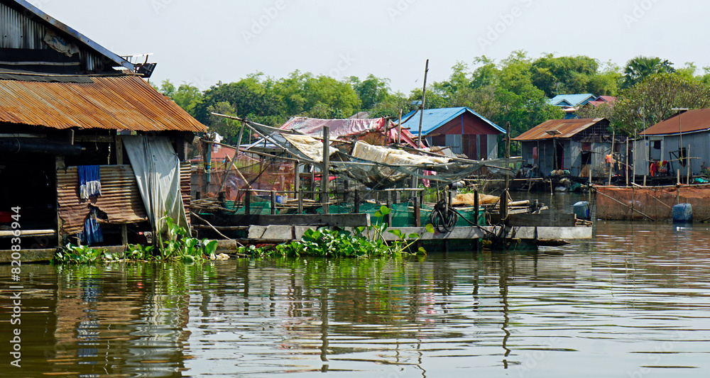 Fototapeta premium floating houes on the tonle sap in cambodia