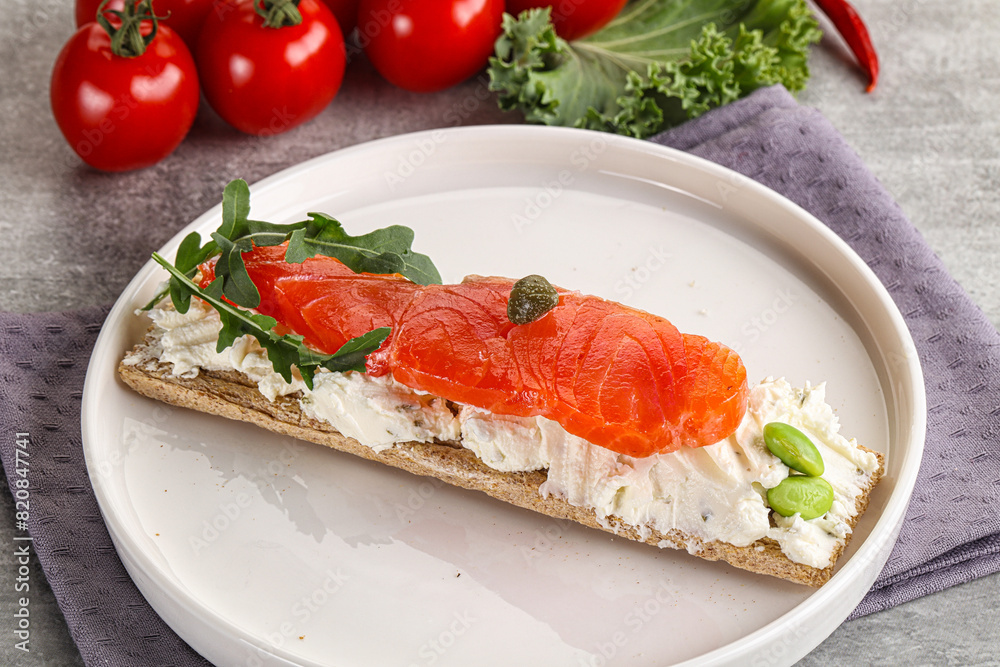 Crispy bread with salmon and cream cheese Crispy bread with salmon and cream cheese