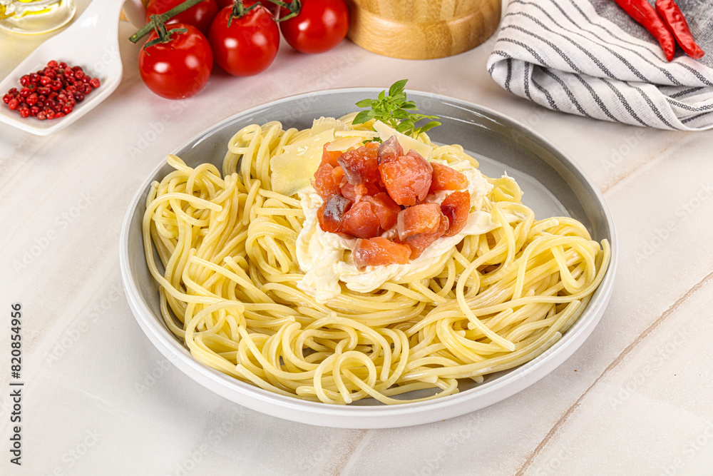 Pasta spaghetti with salmon and stracciatella Pasta spaghetti with salmon and stracciatella