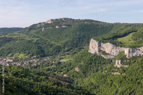 Belvédère de la Roche de Hautepierre au dessus de Mouthier-Haute-Pierre et de la vallée de la Loue dans le Doubs	