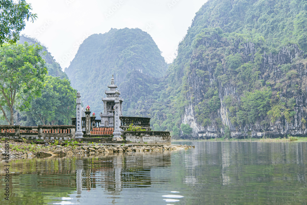 Fototapeta premium the vibrant river in Tamcoc, Ninh Binh